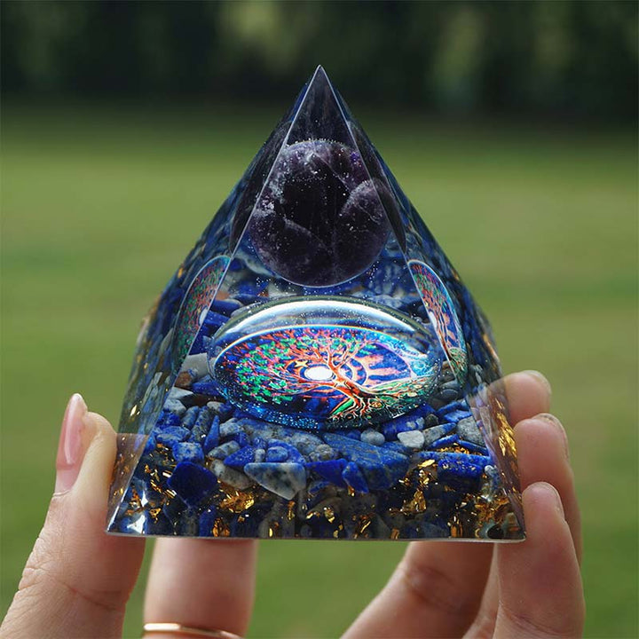Pyramide d'orgone Reki en améthyste Olivenorma avec lapis-lazuli