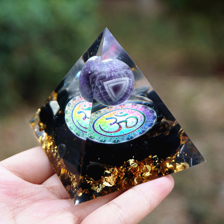 Améthyste naturelle Olivenorma avec obsidienne Symbole OM Pyramide orgone
