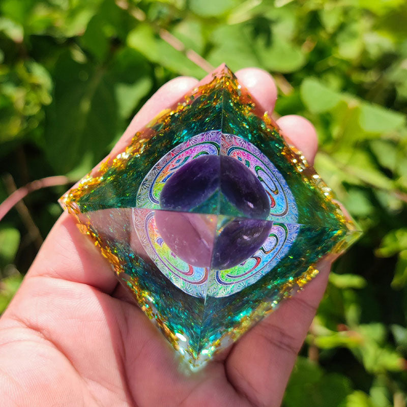 Pyramide d'orgone OM en quartz bleu Olivenorma avec boule d'améthyste
