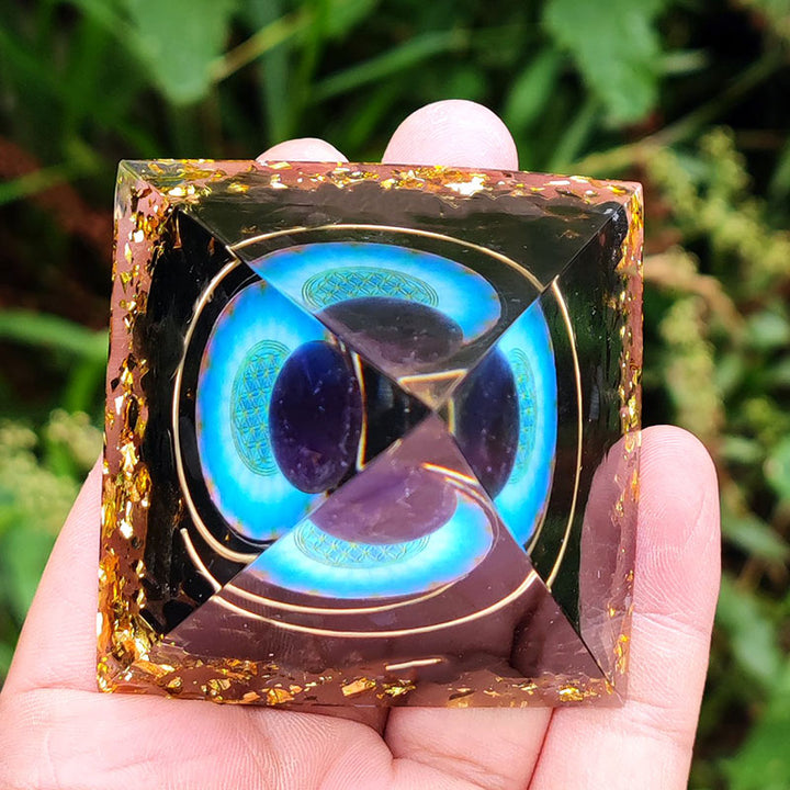 Sphère de cristal d'améthyste Olivenorma avec pyramide d'orgone en obsidienne
