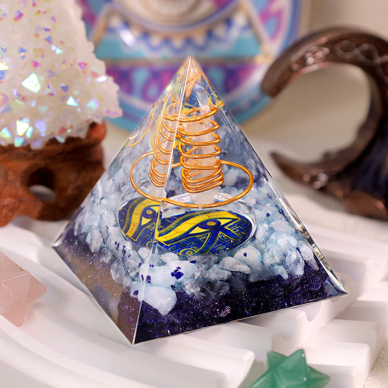 Pyramide d'orgone en cristal clair aigue-marine Œil d'Horus Olivenorma