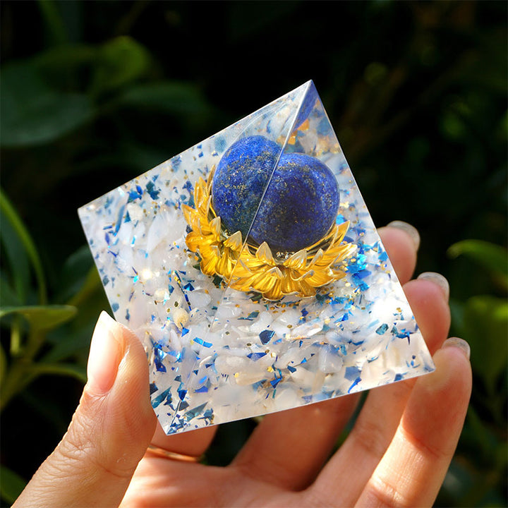 Olivenorma La pyramide d'orgone en lapis-lazuli et calcédoine bleue au pouvoir calme