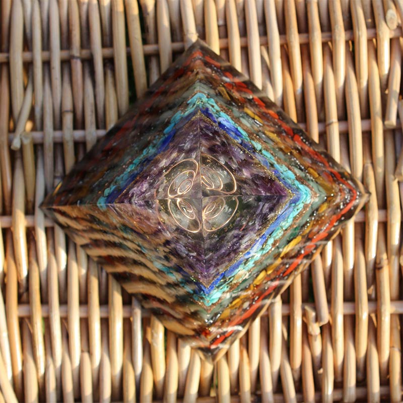 Pyramide d'orgone paisible de chakra naturel Olivenorma