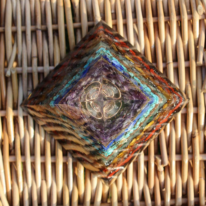 Pyramide d'orgone paisible de chakra naturel Olivenorma