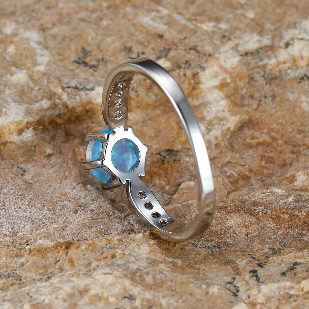 Bague à six griffes avec bordure en opale ronde Olivenorma