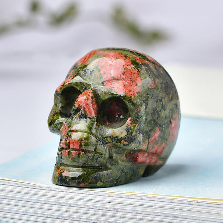 Décoration artisanale en pierres précieuses avec crâne gravé en cristal Olivenorma