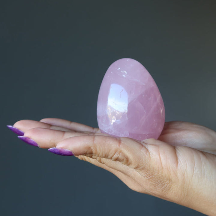 Œuf en cristal de quartz rose de Pâques en forme d'étoile dansante