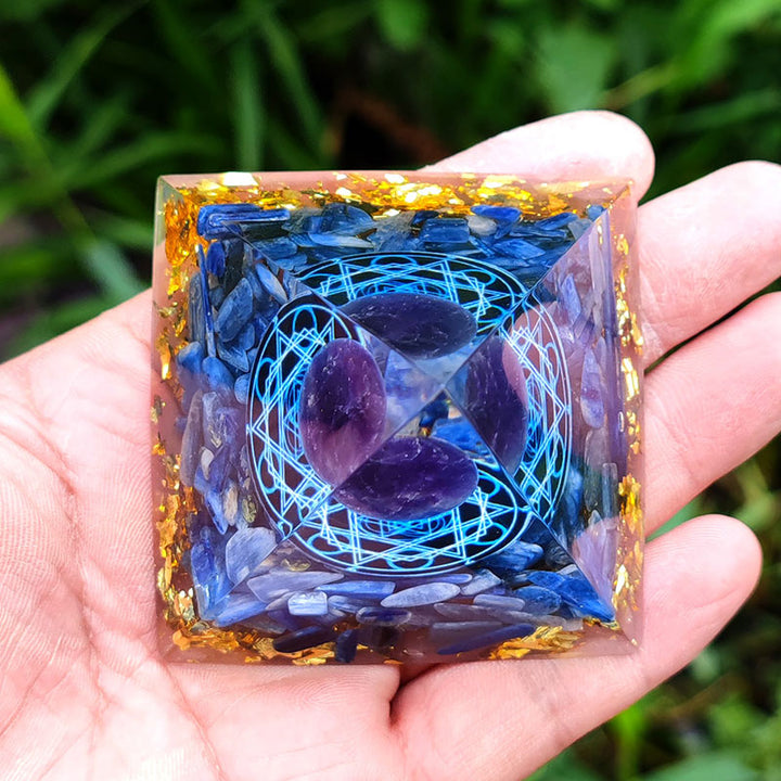 Pyramide d'orgone en cyanite Olivenorma avec boule d'améthyste