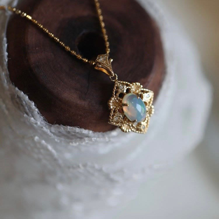 Collier avec pendentif en forme de losange découpé en opale naturelle Olivenorma