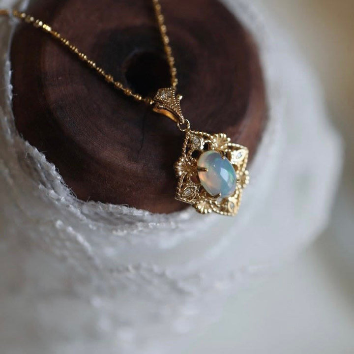 Collier avec pendentif en forme de losange découpé en opale naturelle Olivenorma