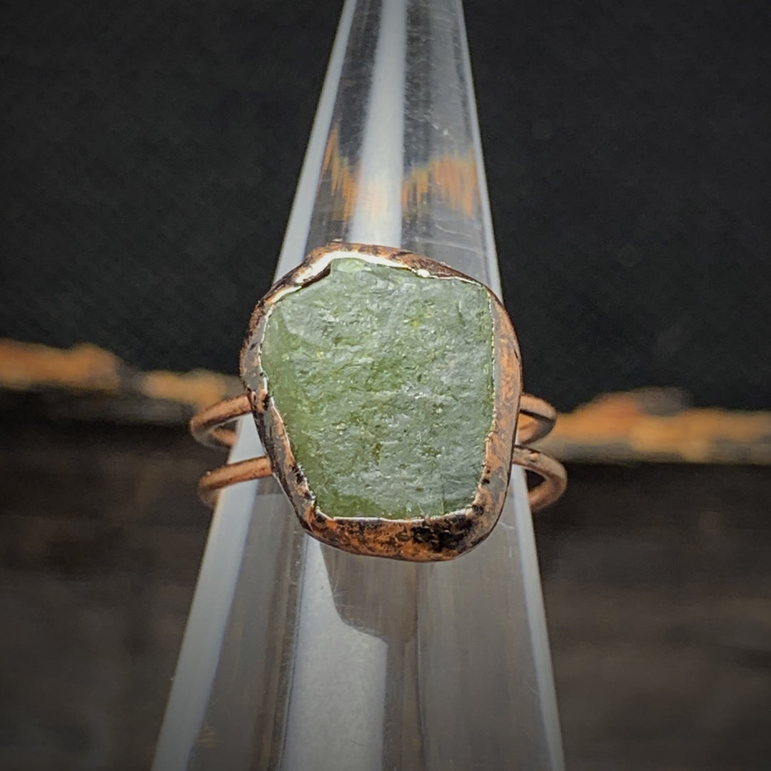 Bague ajustable en pierre brute irrégulière naturelle Olivenorma avec douze pierres de naissance