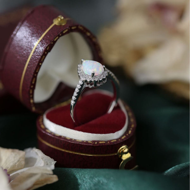 Bague de fiançailles à trois griffes en zircon blanc et opale goutte Olivenorma