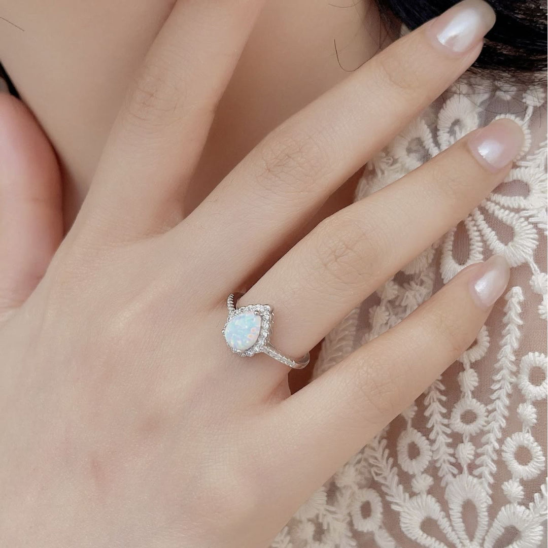 Bague de fiançailles à trois griffes en zircon blanc et opale goutte Olivenorma