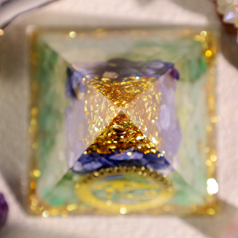 Pyramide d'orgone Oeil d'Horus Péridot Aventurine Bleu Vert Olivenorma