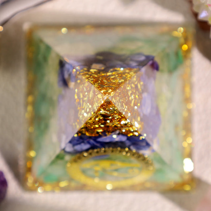Pyramide d'orgone Oeil d'Horus Péridot Aventurine Bleu Vert Olivenorma