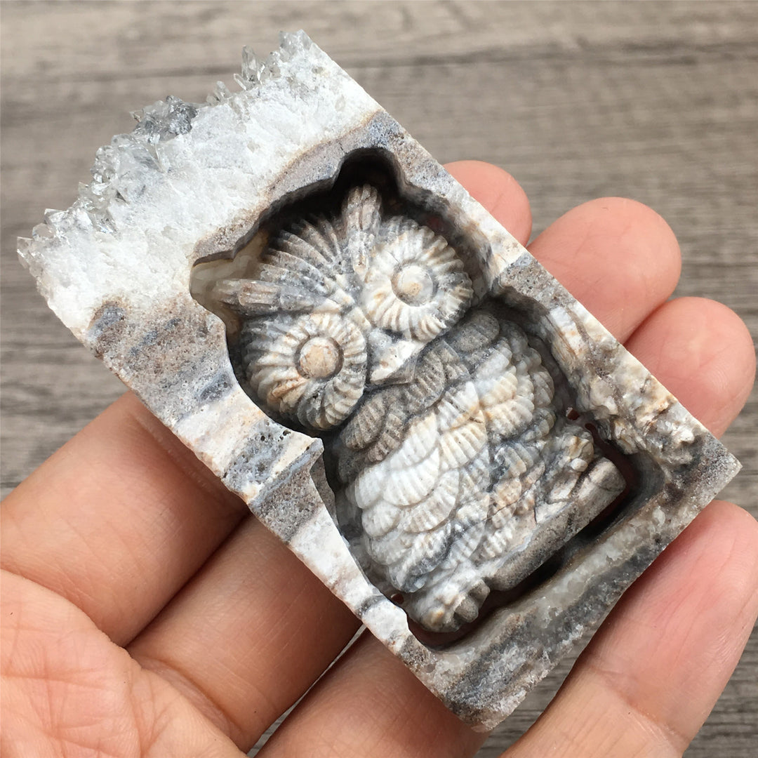 Ornement artisanal en cristal sculpté en forme de hibou en cristal naturel Olivenorma
