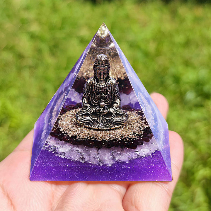 Pyramide d'orgone en grenat Olivenorma avec cristal clair