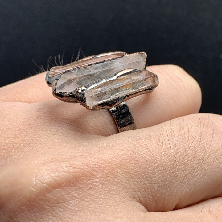 Bague réglable à triple combinaison irrégulière en quartz clair naturel Olivenorma