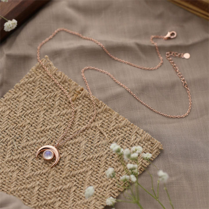 Collier pendentif en forme de lune en pierre de lune naturelle Olivenorma