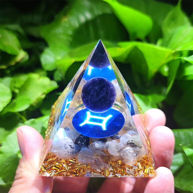 Pyramide d'orgone du zodiaque Gémeaux en améthyste Olivenorma avec quartz clair