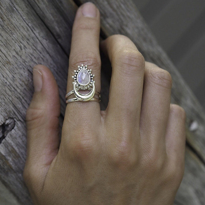 Bague en pierre de lune avec croissant de lune