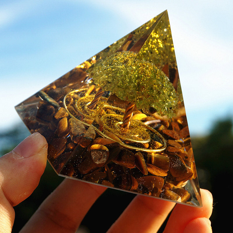 Péridot Olivenorma avec pyramide d'orgone de l'arbre de vie en œil de tigre