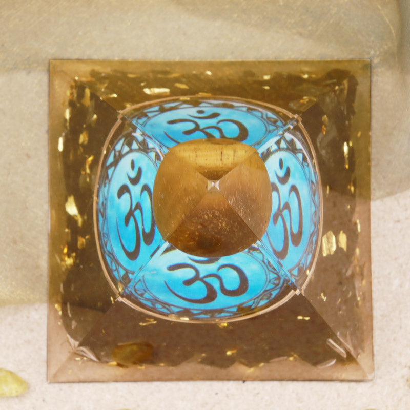 Pyramide d'orgone en obsidienne œil de tigre Olivenorma, symbole OM
