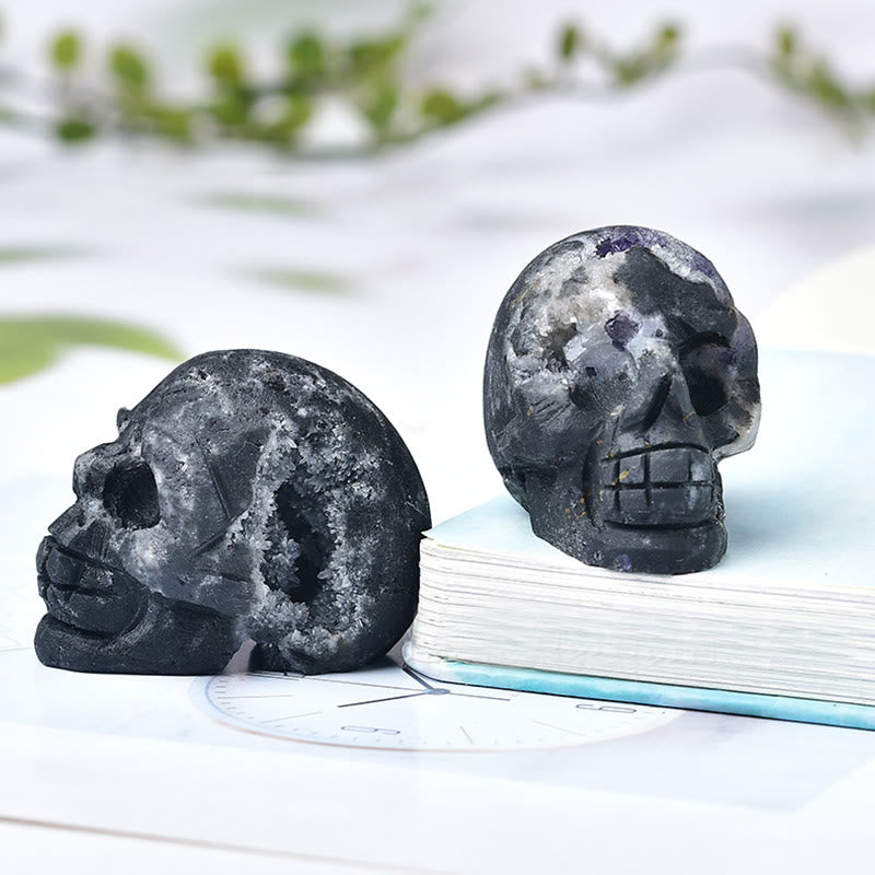 Décoration artisanale en pierres précieuses avec crâne gravé en cristal Olivenorma