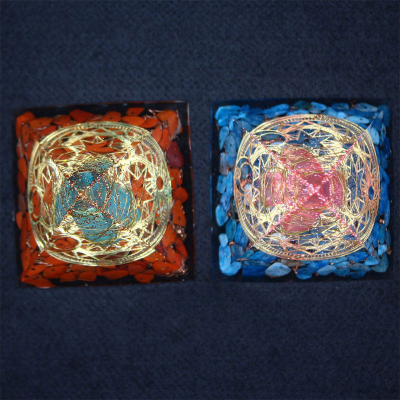 Pyramide d'orgone en quartz rouge Olivenorma avec lapis-lazuli