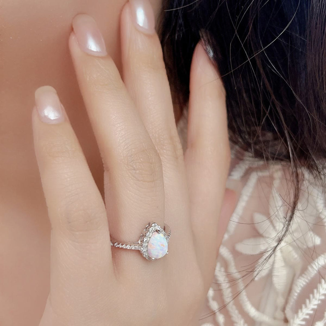 Bague de fiançailles à trois griffes en zircon blanc et opale goutte Olivenorma