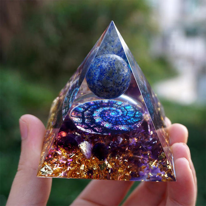 Sphère de lapis-lazuli Olivenorma avec pyramide d'orgone en améthyste