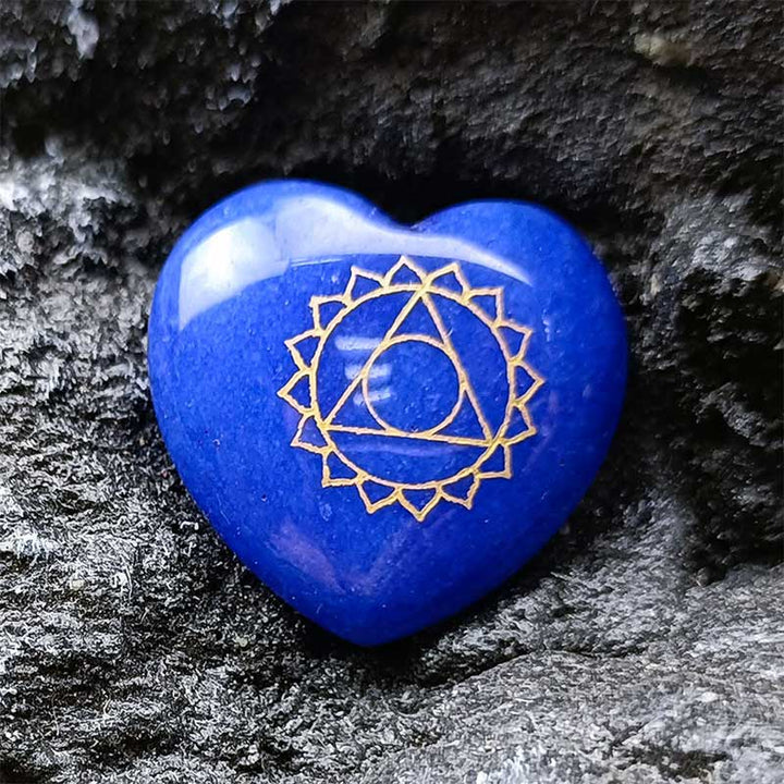 Ensemble de cristaux en forme de cœur avec 7 pierres de chakra