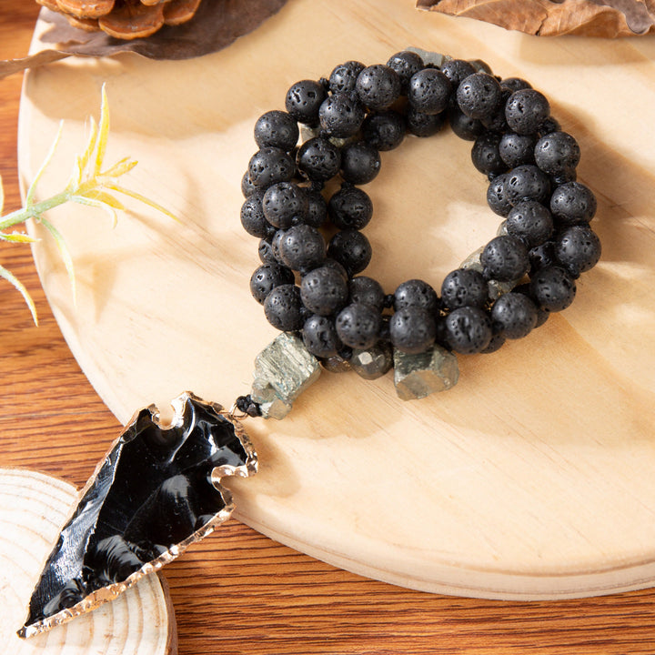 Collier Mala avec pendentif en forme de flèche en pierre de lave obsidienne Olivenorma