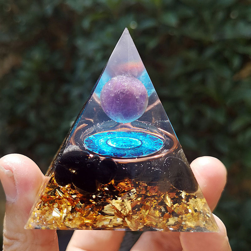Pyramide d'orgone en améthyste Olivenorma avec tourmaline noire