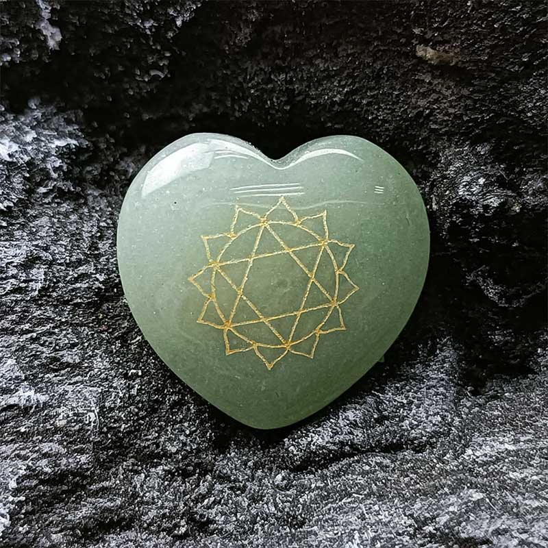 Ensemble de cristaux en forme de cœur avec 7 pierres de chakra