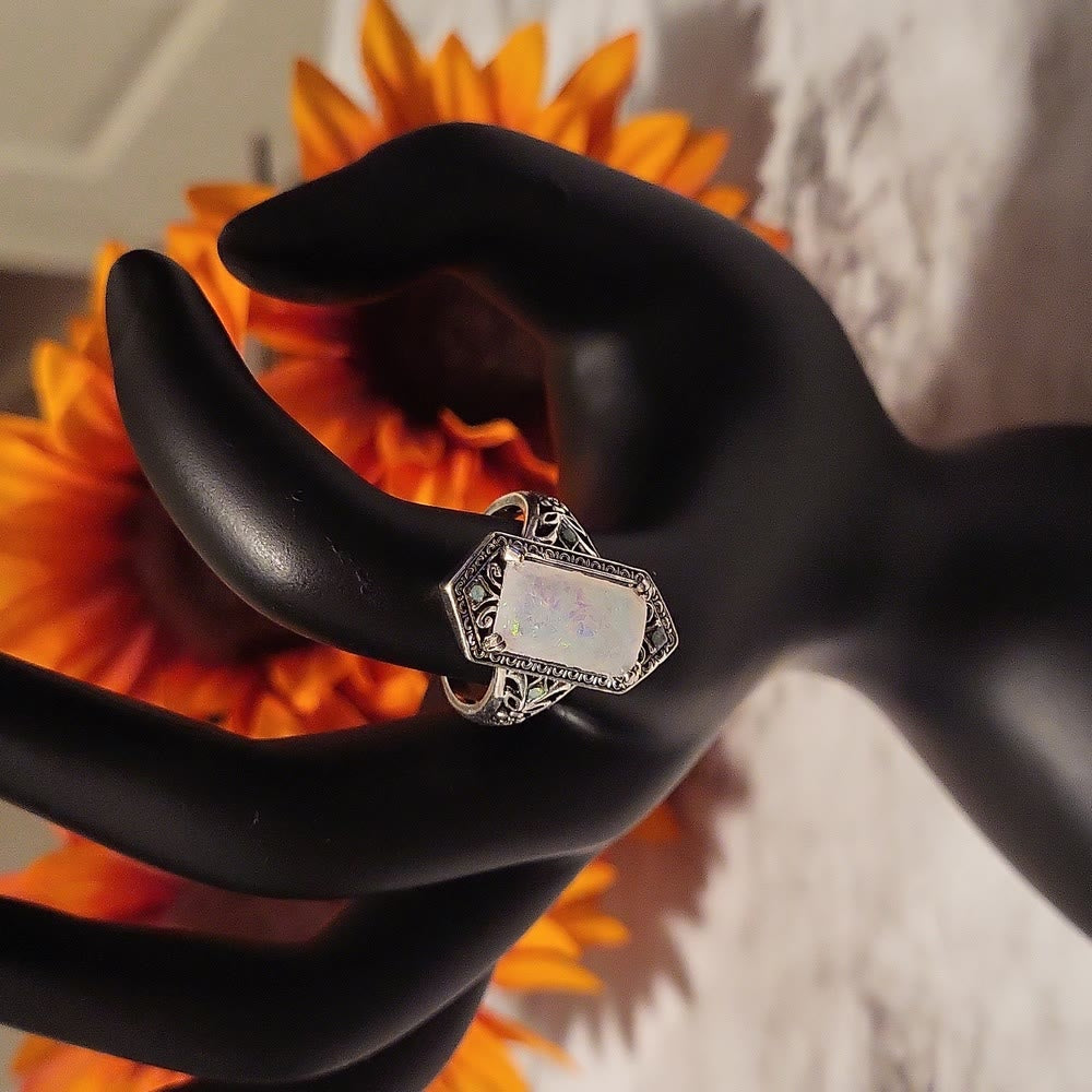 Bague en argent antique avec opale blanche carrée Olivenorma