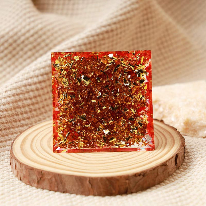 Pyramide d'orgone Hamsa en opale Olivenorma avec corail rouge