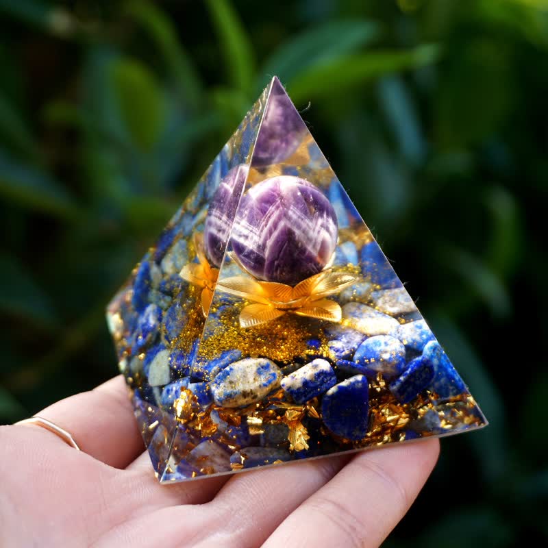 Pyramide d'orgone avec sphère d'améthyste de lotus positif Olivenorma