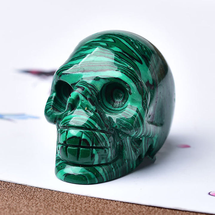 Décoration artisanale en pierres précieuses avec crâne gravé en cristal Olivenorma
