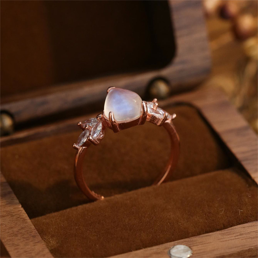 Bague en or rose en forme de goutte avec zircon blanc et pierre de lune Olivenorma