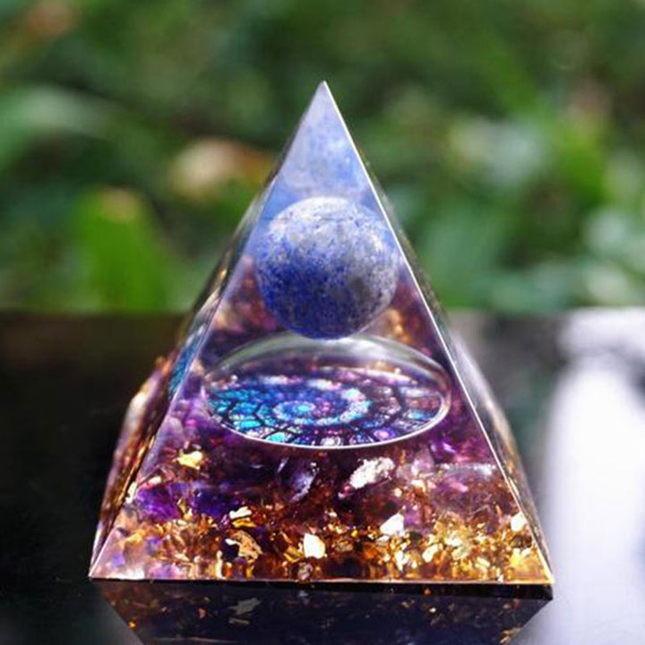 Sphère de lapis-lazuli Olivenorma avec pyramide d'orgone en améthyste