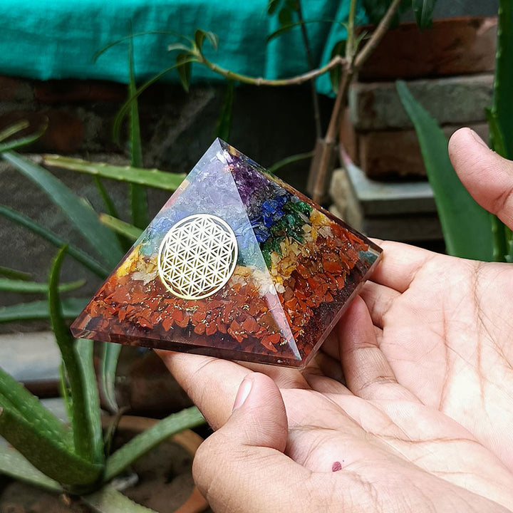 Symbole de la fleur de vie du chakra Olivenorma, pyramide d'orgone