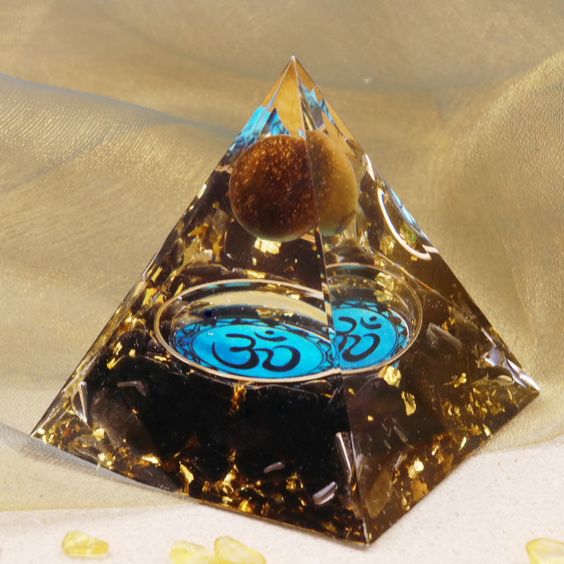 Pyramide d'orgone en obsidienne œil de tigre Olivenorma, symbole OM