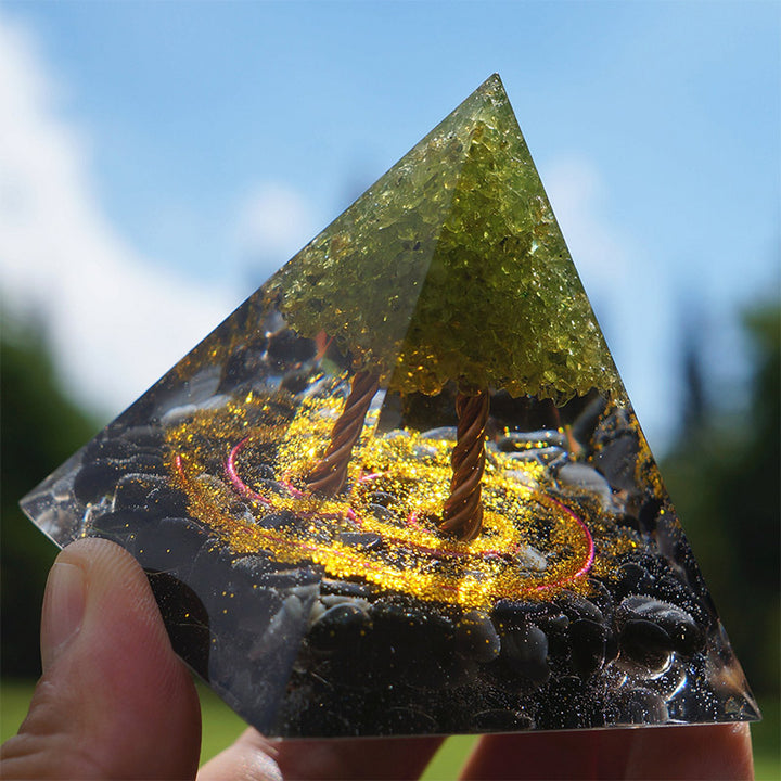 Péridot Olivenorma avec pyramide d'orgone d'arbre de vie en obsidienne