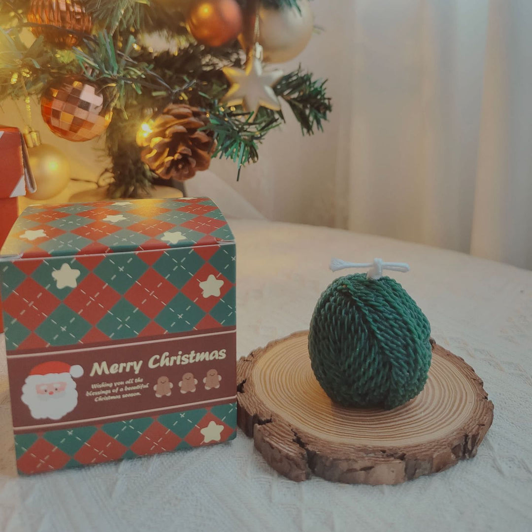 Bougie de Noël en forme de chaussette avec boule de laine gravée Olivenorma