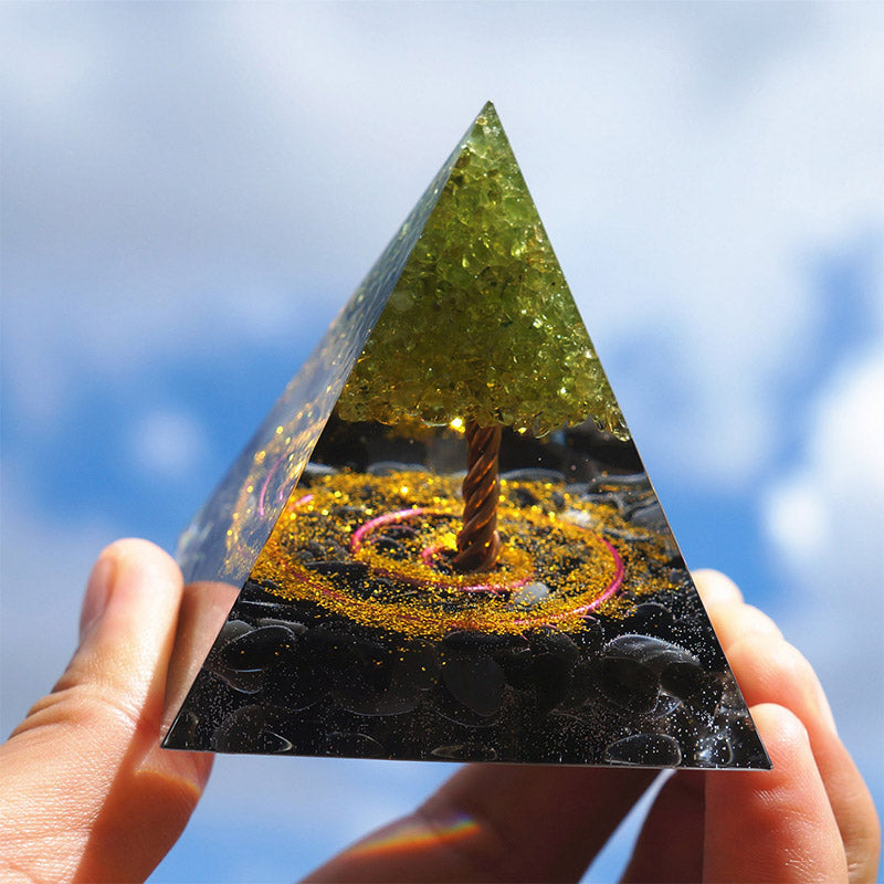 Péridot Olivenorma avec pyramide d'orgone d'arbre de vie en obsidienne