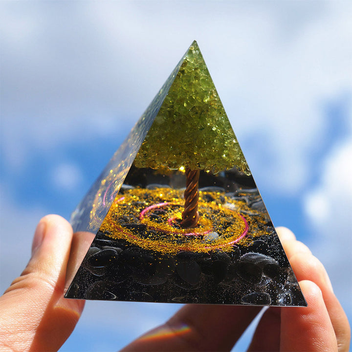 Péridot Olivenorma avec pyramide d'orgone d'arbre de vie en obsidienne