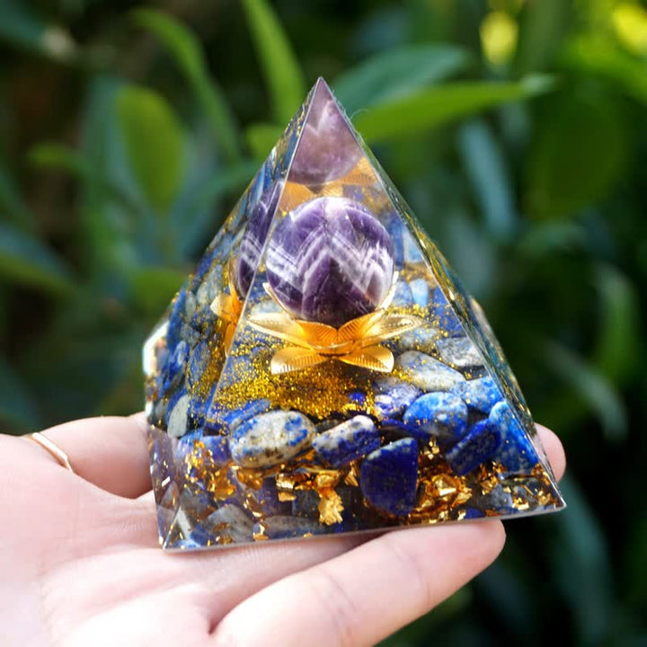 Pyramide d'orgone avec sphère d'améthyste de lotus positif Olivenorma