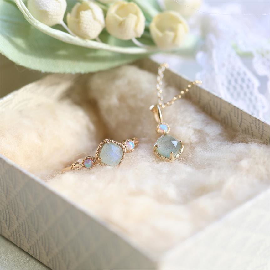 Collier avec anneau carré en pierre naturelle de labradorite Olivenorma