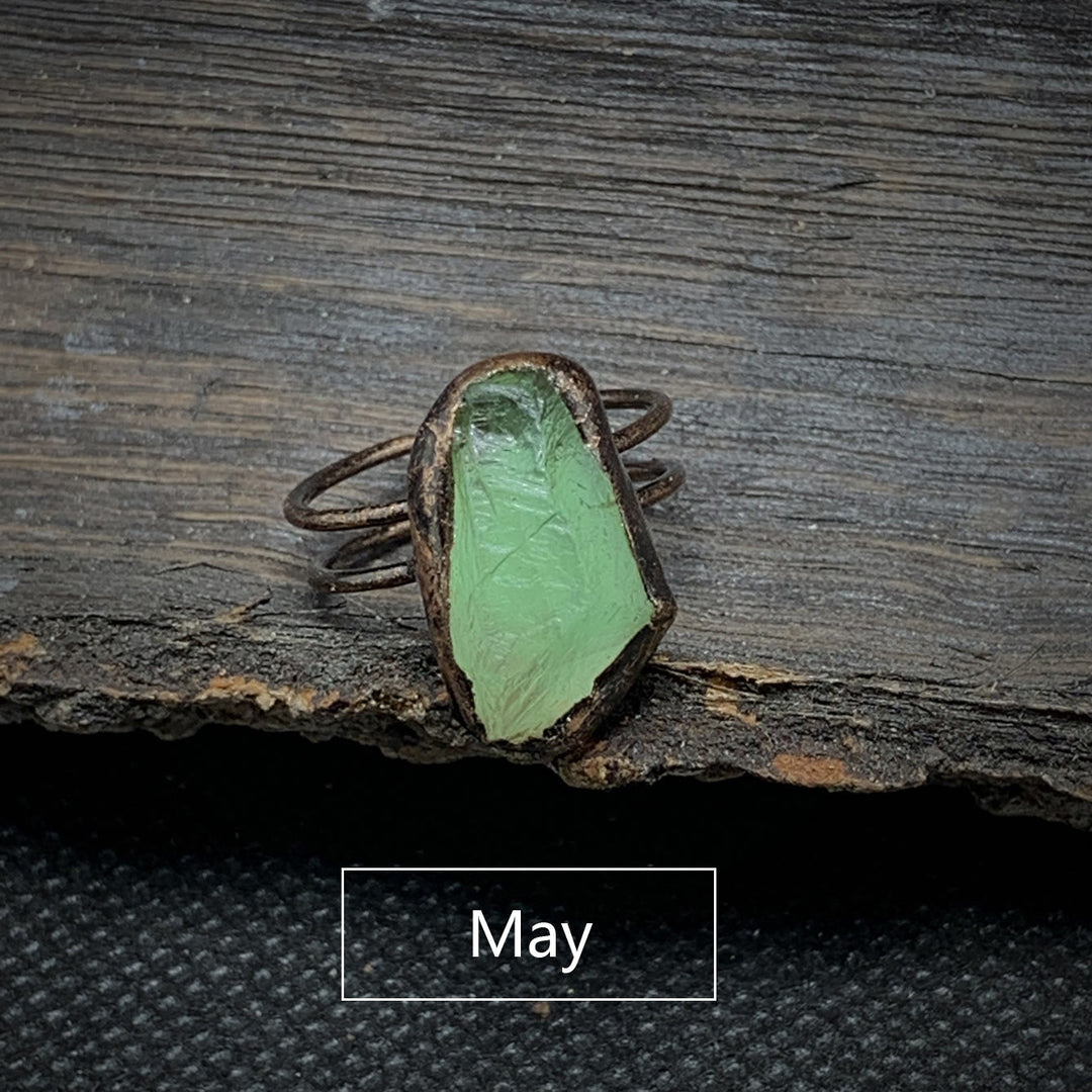 Bague ajustable en pierre brute irrégulière naturelle Olivenorma avec douze pierres de naissance